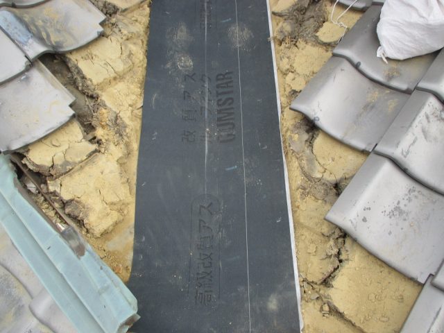 小野市の谷板金工事で耐久性に優れた防水紙を施工